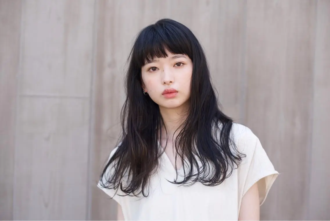 セミロング コバヤシ リョウのヘアスタイル