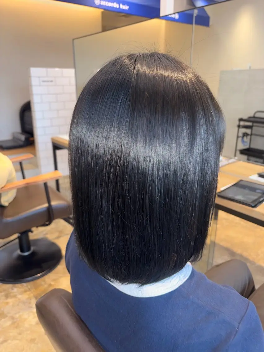 ショート カラー 黒髪 ブルーカラー ブルーブラック 嶋津 愛叶のヘアスタイル