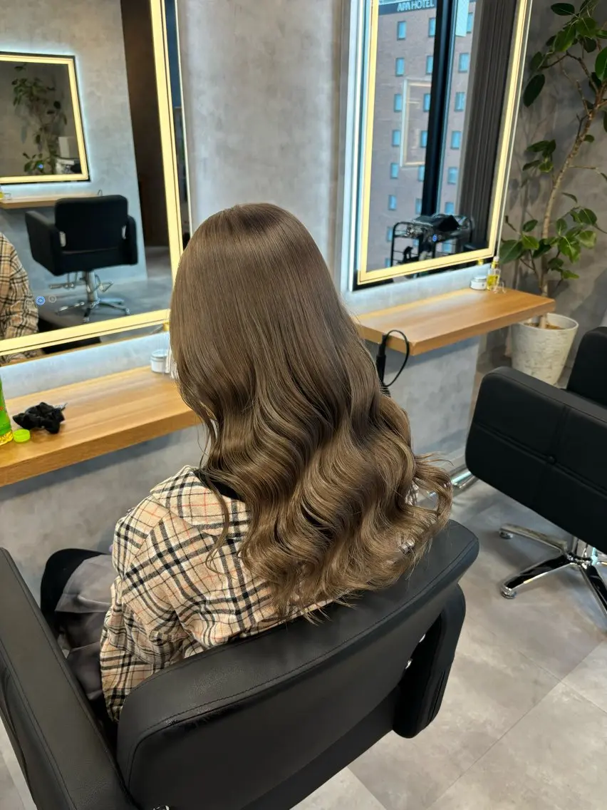 ロング カラー パーマ ヘアアレンジ ヘアカラー トリートメント ヘッドスパ ヘアセット 透明感ブリーチカラー 🌈TOMOHIROのヘアスタイル