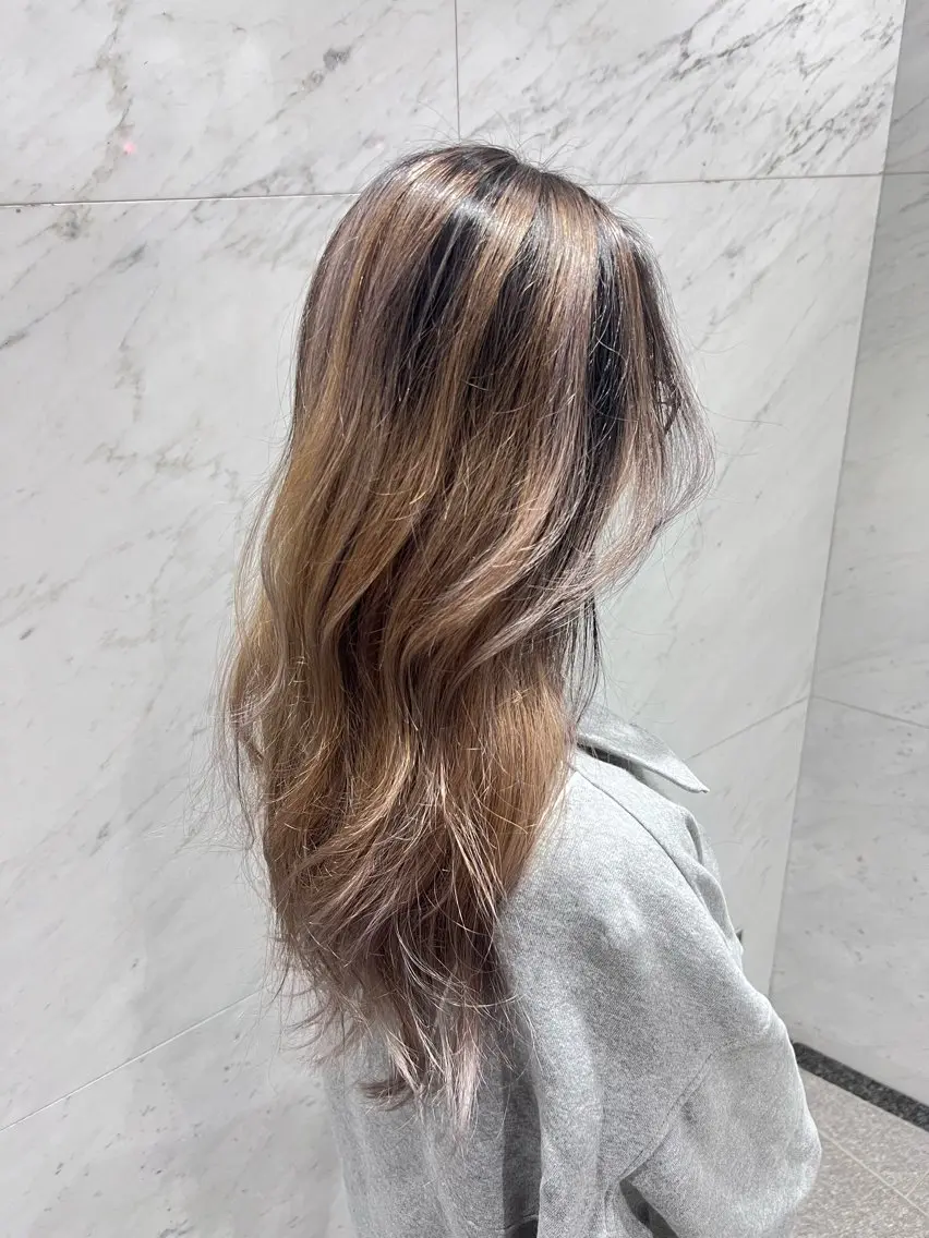 ロング カラー バレイヤージュ ブリーチ 外国人風カラー レイヤーカット ヘアカラー ベイリコルド　アトリ 店長　宮城一真のヘアスタイル