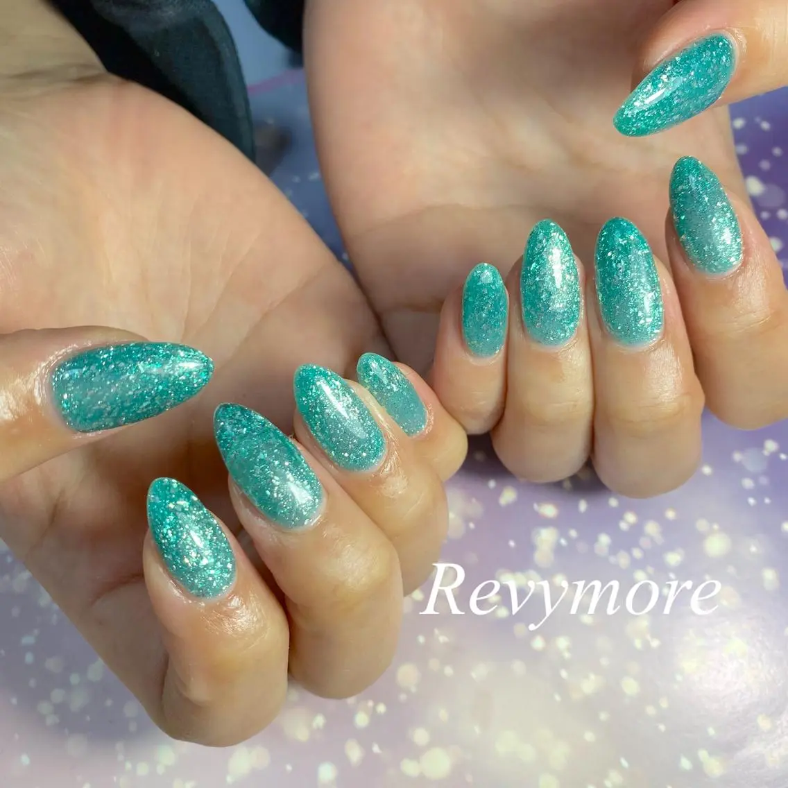 ミディアム ネイル クリアネイル ジェルネイル グリーン キラキラネイル ラメ(グリッター) nail salon Revymoreのネイルデザイン
