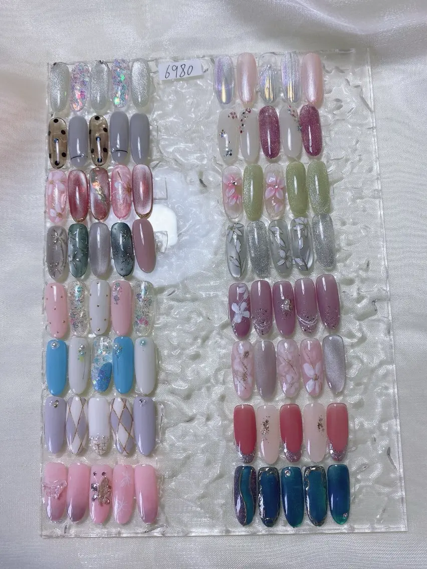 【自爪ジェル】❤️定額Bデザイン➕スト-ン❤️¥7980の写真