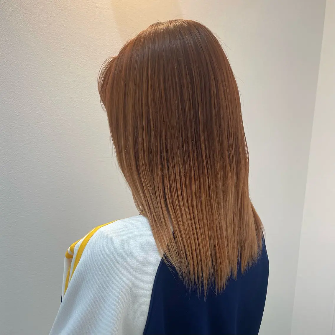 セミロング カラー グラデーションカラー オレンジ ヘアカラー 鈴木 七海のヘアスタイル