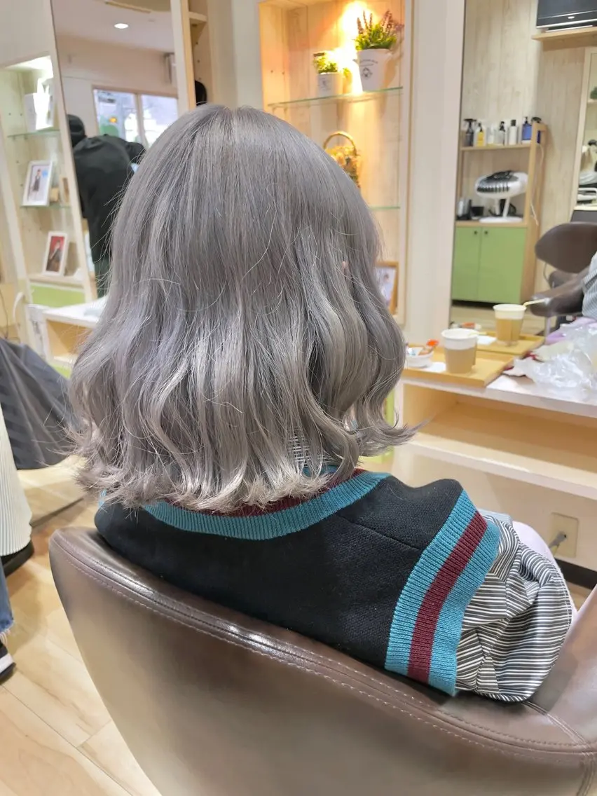 ミディアム カラー ブリーチ シルバー 🌈派手髪ハイトーン 🌈鈴木亮太🌈のヘアスタイル