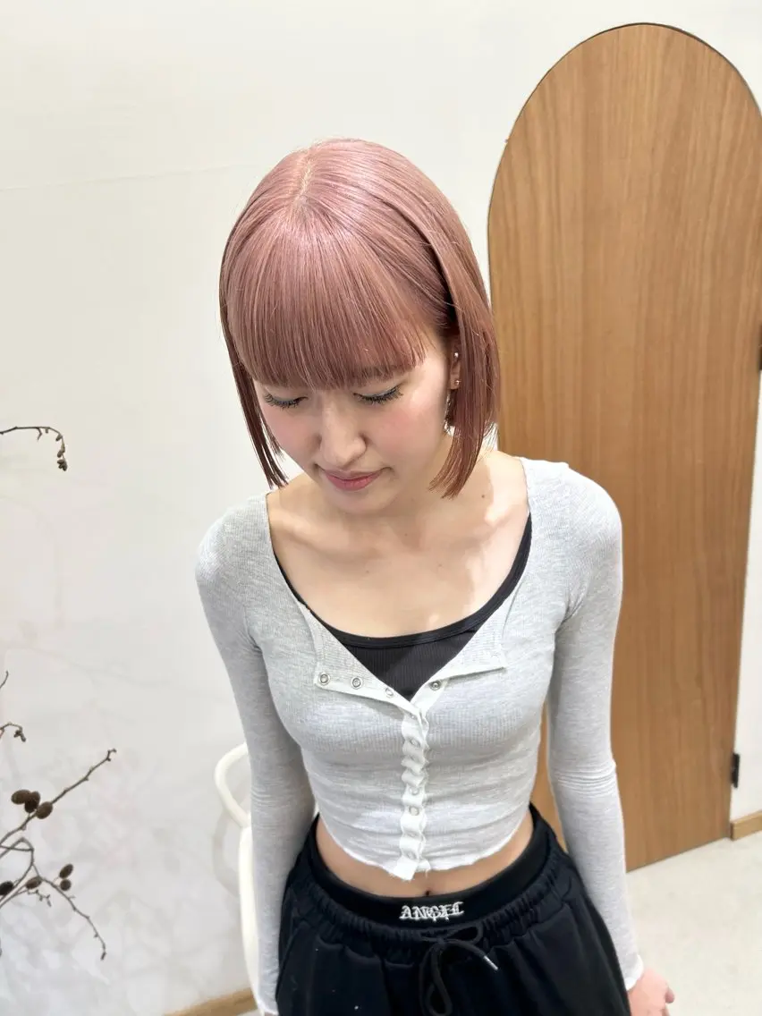 ショート カラー パーマ ヘアアレンジ ベージュカラー ブリーチ ダブルカラー ハイトーンカラー ピンクカラー デザインカラー/ボブ ブリーチカラー/ユリのヘアスタイル