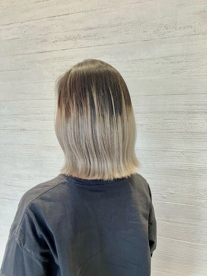 ショート カラー バレイヤージュ ダブルカラー レイヤーカット サキ🤍ハイトーン 🩰くびれ巻きヘアのヘアスタイル