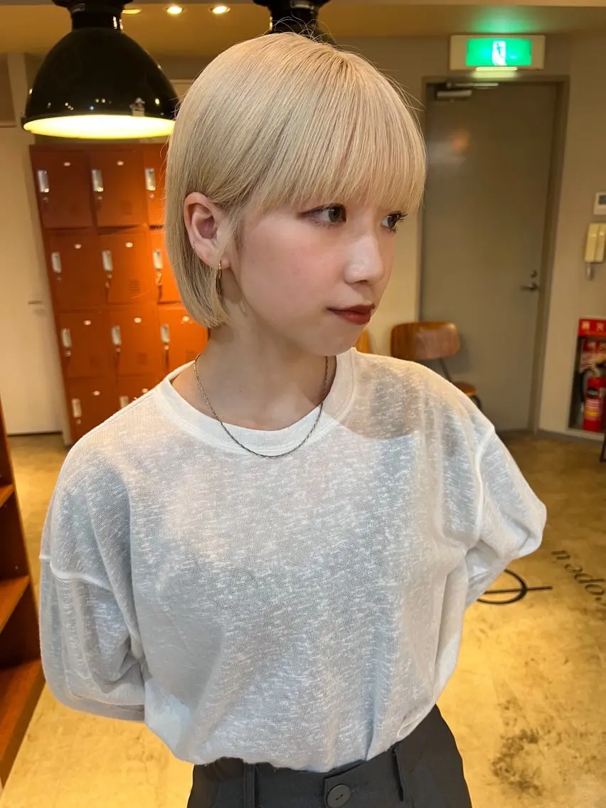 ショート カット ヘアカラー ミルクティーベージュ outaのヘアスタイル