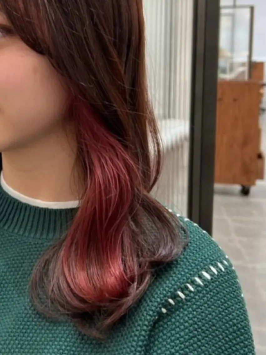 カラー ブリーチ ブラウンカラー インナーカラー ピンクカラー レッドカラー ヒナノ/梅田/レイヤ ー/透明感カラーのヘアスタイル