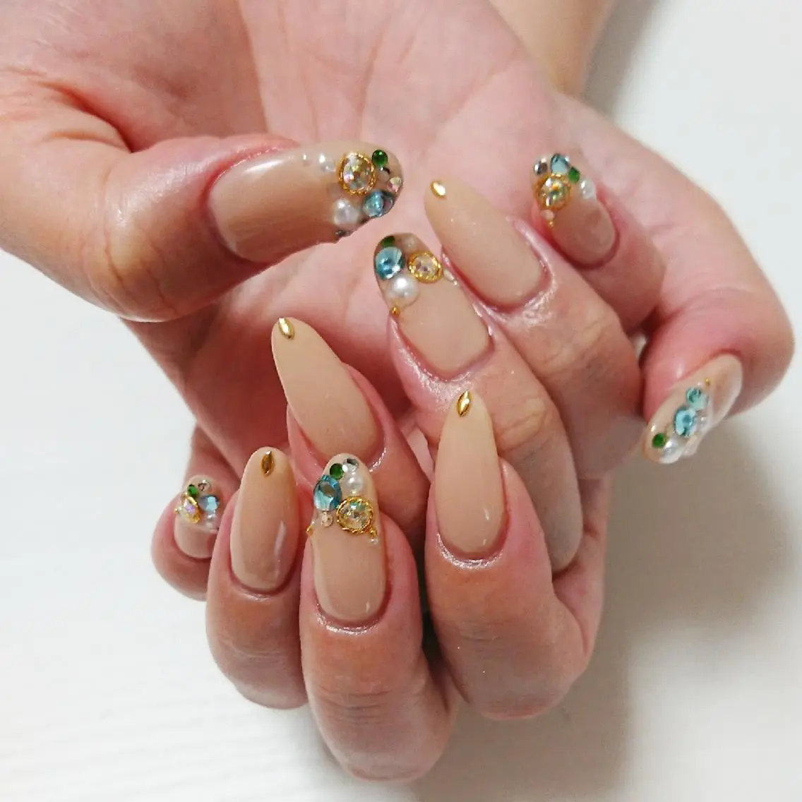 ネイル フレンチネイル ストーンネイル Lilith Nailのネイルデザイン