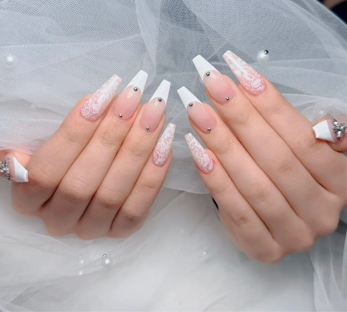 ネイル アートネイル ボルドー フレンチネイル ジェルネイル 氷ネイル・うるうるネイル ハンドネイル Julie Nail Hinのネイルデザイン