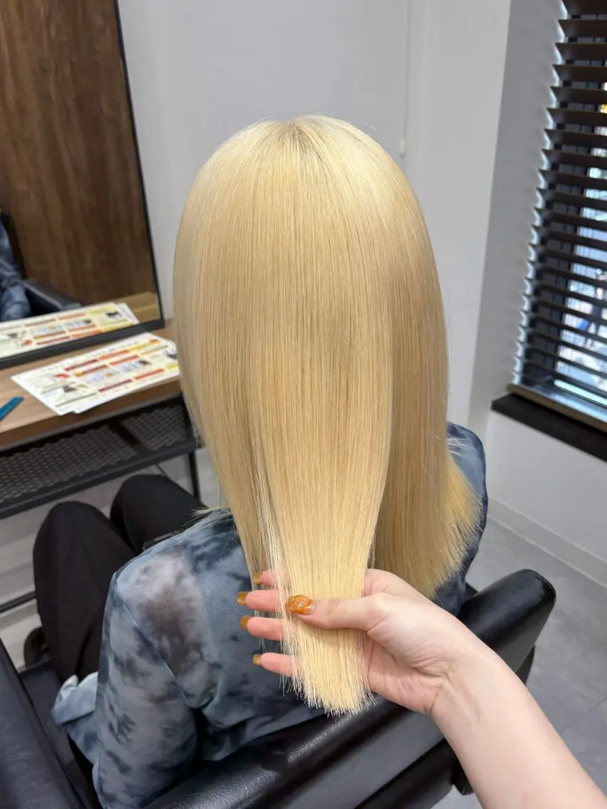 ミディアム カラー ブリーチ 抜きっぱなしブロンド ヘアカラー ENA💗NEXT /ハイトーンエクステのヘアスタイル