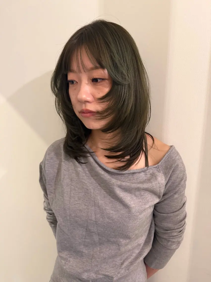 ミディアム カラー ミディアムレイヤー グレージュ オリーブグレージュ オリーブグレー レイヤーカット カット ヘアカラー トリートメント 渋谷 留菜のヘアスタイル