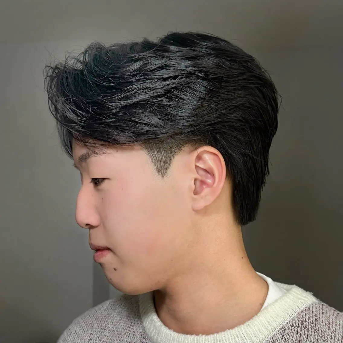 メンズ センターパート ダウンパーマ フェザーパーマ メンズ韓国風 マッシュ カット センターパート特化/ メンズカット/ヒロキのヘアスタイル