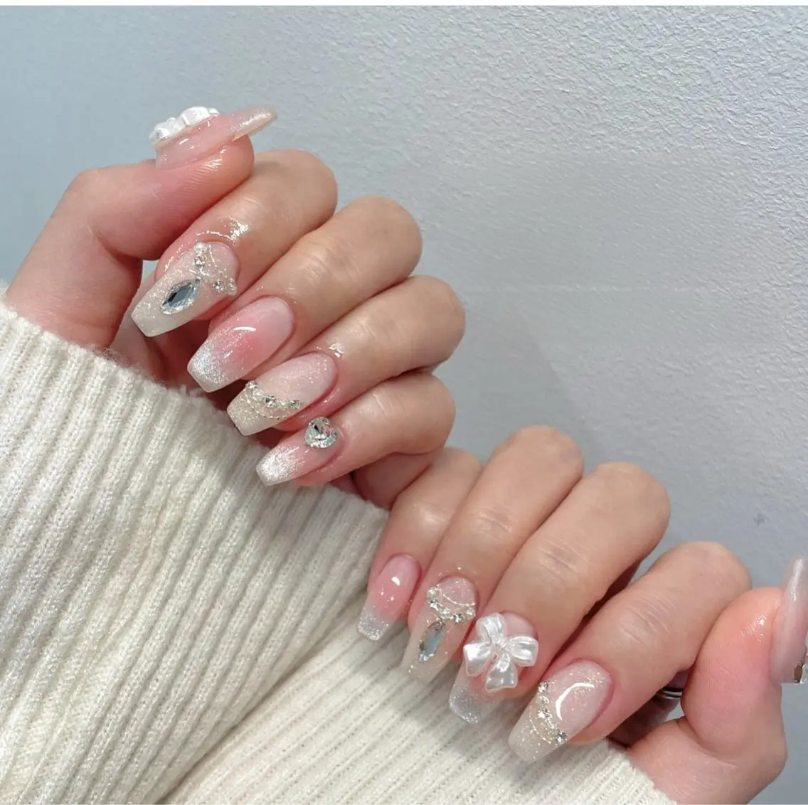 ネイル キラキラネイル マグネットネイル ミラーネイル ニュアンスネイル ワンホンネイル ハンドネイル Lyna 池袋のネイルデザイン