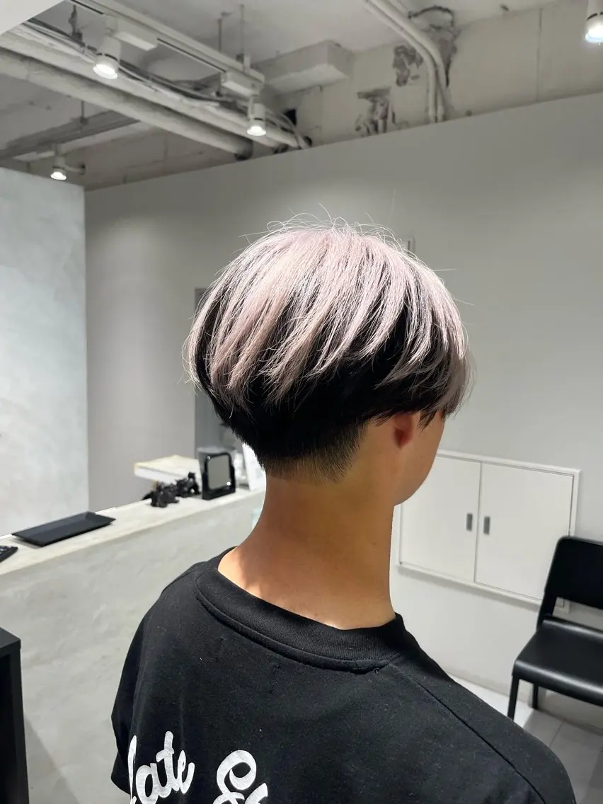 ショート カラー ハイトーンカラー シルバー ヘアカラー ケアブリーチ 若杉圭大のヘアスタイル
