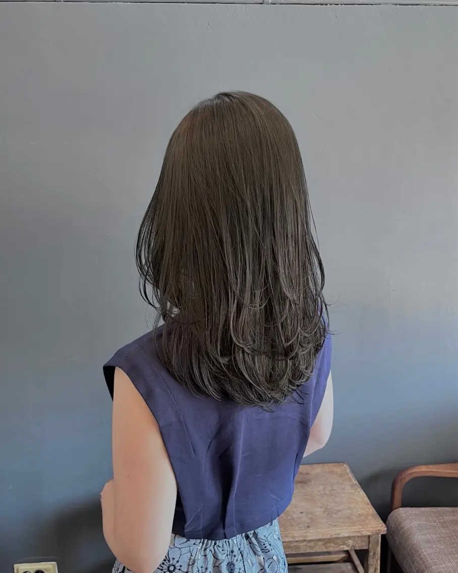 セミロング カラー カット ヘアカラー 暗髪とオリーブ🌿 渡辺拓人のヘアスタイル
