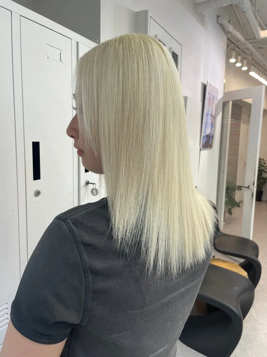 ミディアム カラー ブリーチ 抜きっぱなしブロンド ブロンド ダブルカラー ハイトーンカラー ヘアカラー トリートメント グレージュ/ベージュ 🎀momo🎀のヘアスタイル