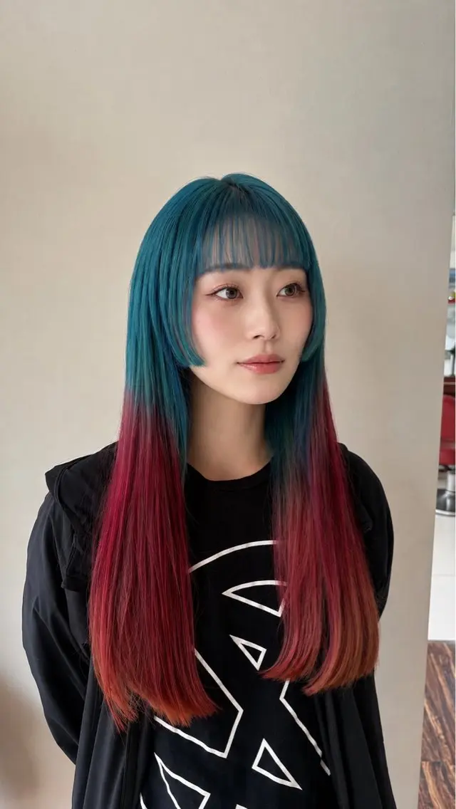 ロング カラー ブルーカラー グラデーションカラー レッドカラー ヤスダ ホノカのヘアスタイル