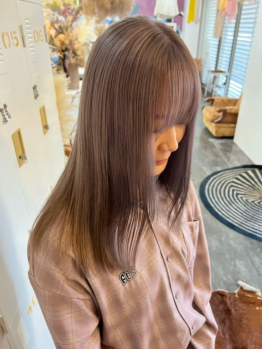 ロング カラー ベージュカラー ホワイトベージュ LOMARLIE JURIAのヘアスタイル