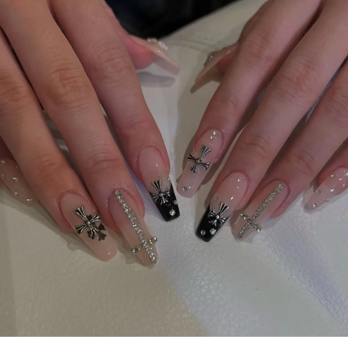 ネイル フレンチネイル シルバー ストーンネイル ハンドネイル BERA NAILSのネイルデザイン