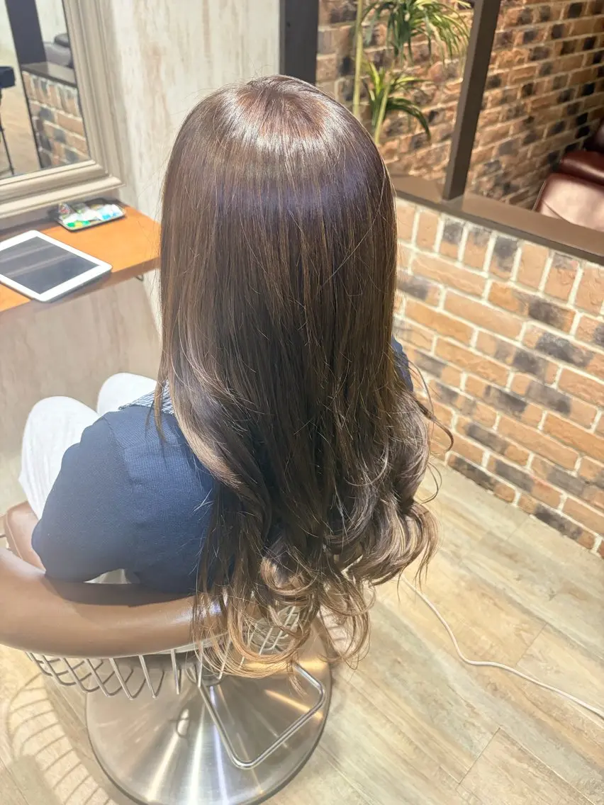 カラー ベージュカラー ブリーチ のまだ しずくのヘアスタイル
