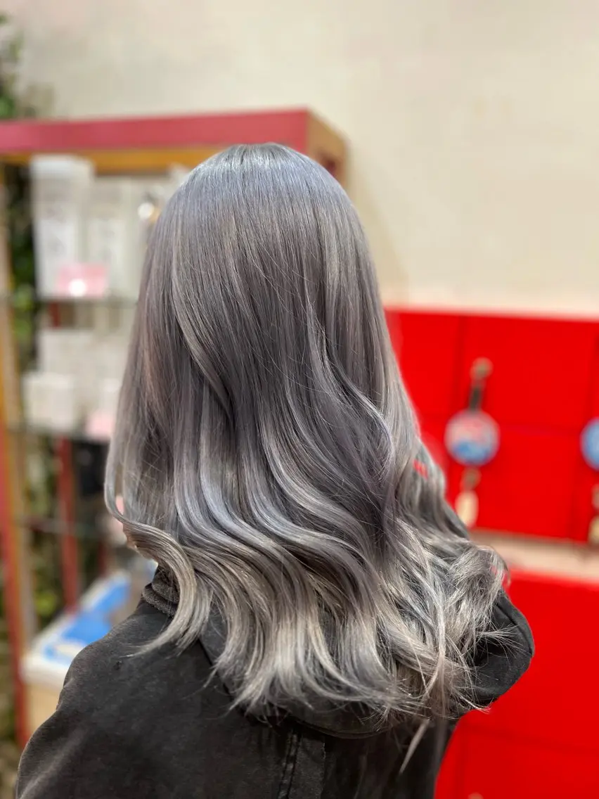 セミロング カラー ブリーチ シルバー ヘアカラー まさき✂︎ /ブリーチカラーのヘアスタイル