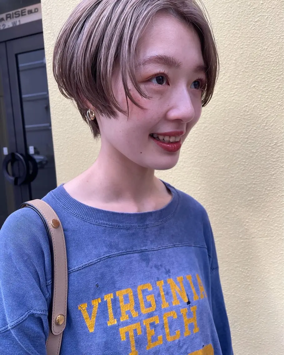 ショート カラー カット ヘアカラー トリートメント 💓パーマ，💗 レイヤーカットのヘアスタイル
