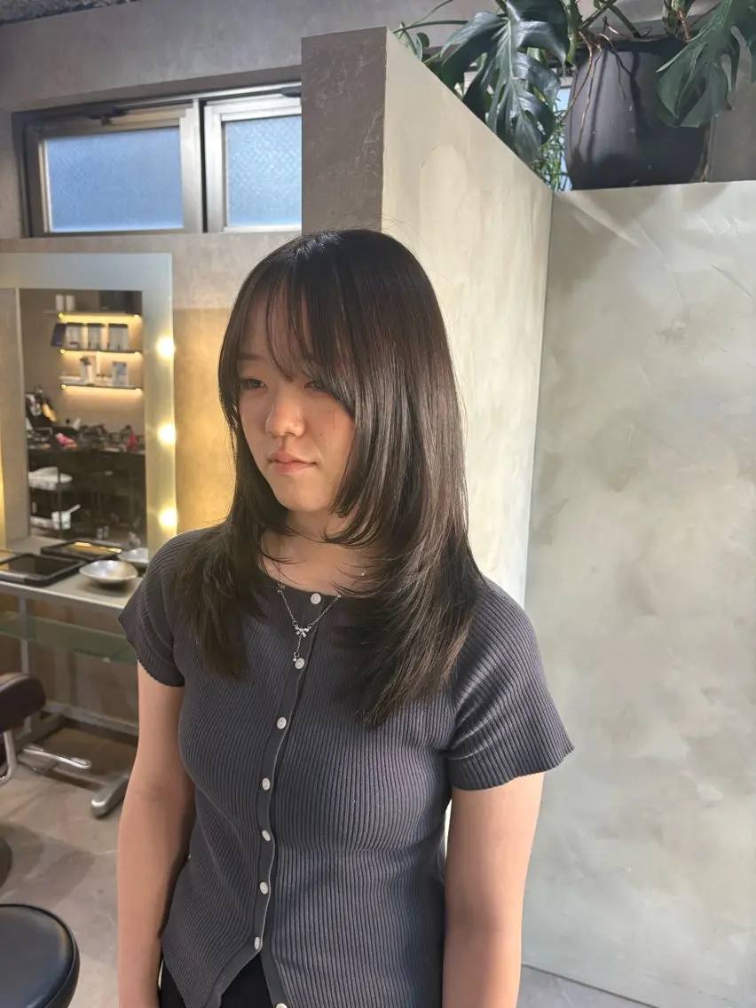 セミロング カラー しゅり Flag hairのヘアスタイル