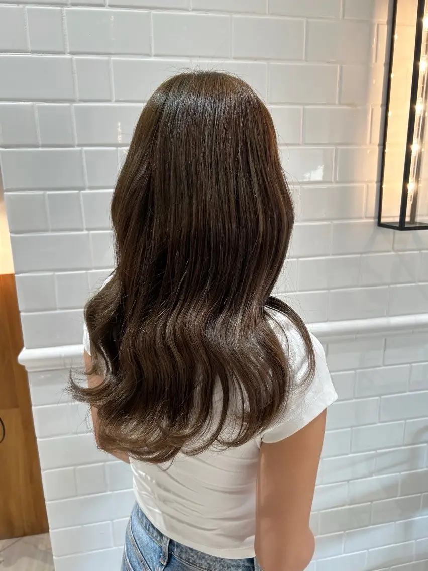 ロング カラー ベージュカラー 透明感カラー オリーブベージュ くびれヘア Manaka ☺︎のヘアスタイル