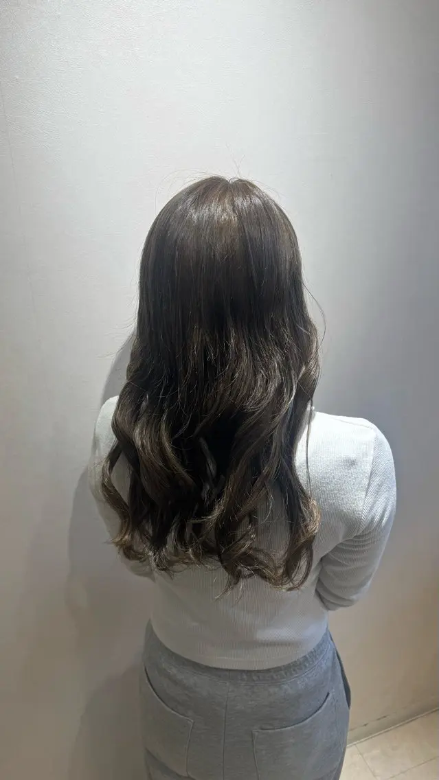 セミロング カラー ブリーチ 透明感カラー グレージュ オリーブグレージュ オリーブグレー 葛城 咲羽のヘアスタイル