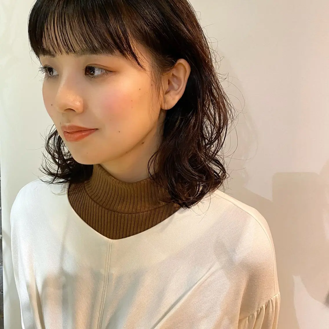 ミディアム カラー パーマ ヘアアレンジ ミディアムパーマ ハイトーンカラー ボブ シースルーバング ニュアンスパーマ ウルフカット モデル募集中!ミカのヘアスタイル
