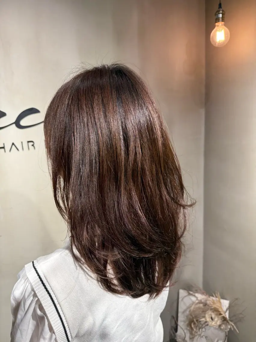 ミディアム カット ヘアカラー 艶感/レイヤーカット 🌐Taketoのヘアスタイル