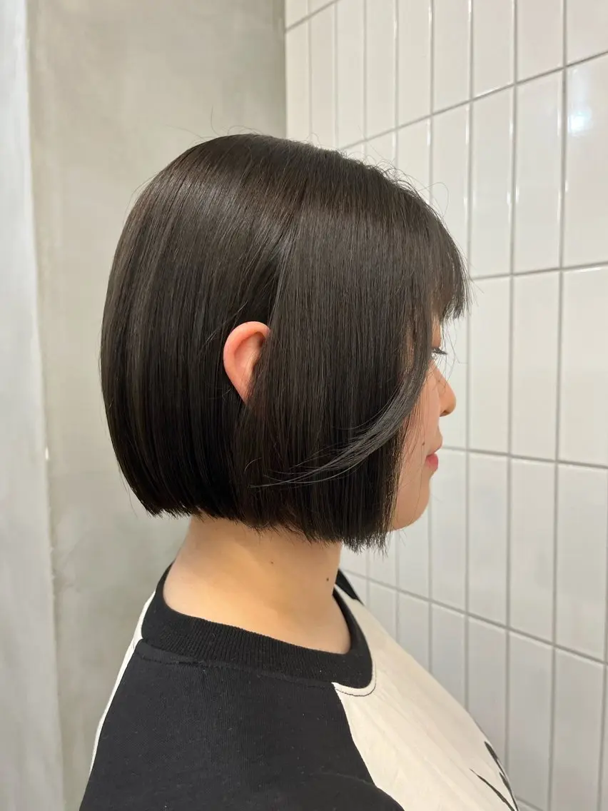 ミディアム カラー 圧倒的 毛流れ センターパートのヘアスタイル