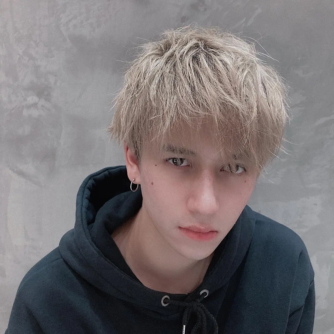 ショート パーマ メンズ メンズハイトーン 波巻きスパイラルパー マ/シャドウパーマ駿のヘアスタイル