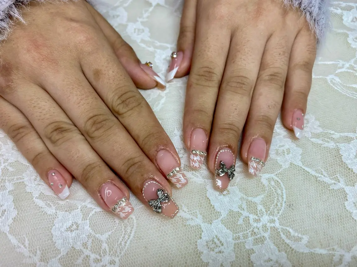 ネイル ストーンネイル ワンホンネイル ハンドネイル ハンドケア 心斎橋Salon Epokkuのネイルデザイン