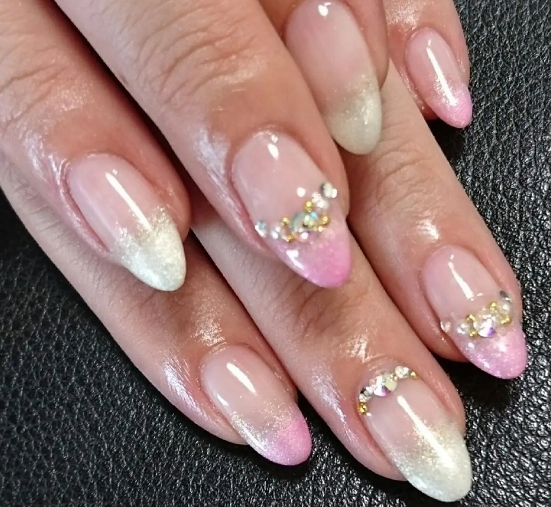 ネイル グラデーション ピンク ストーンネイル ホワイト Lilith Nailのネイルデザイン