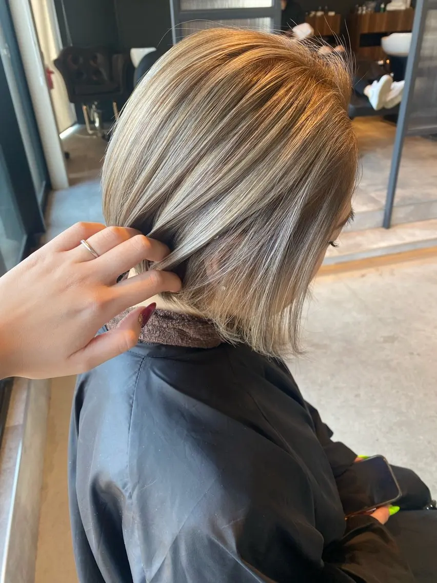 ショート ハイライト ヘアカラー 才田 まりなのヘアスタイル