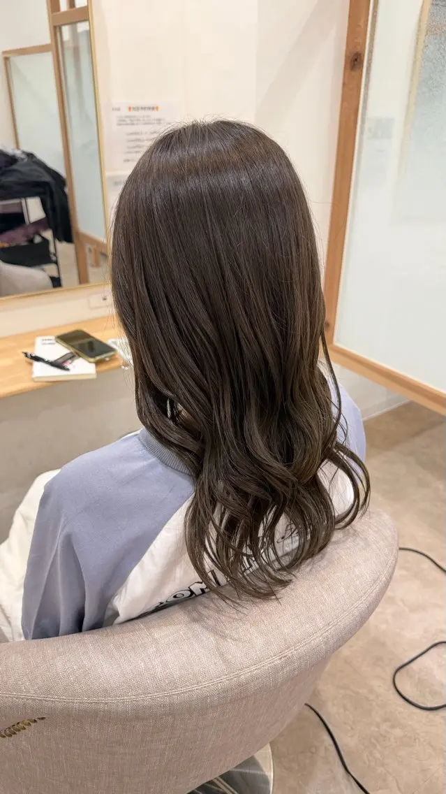 ミディアム カラー 透明感カラー オリーブカラー カット ヘアカラー 岡田 慎之介のヘアスタイル