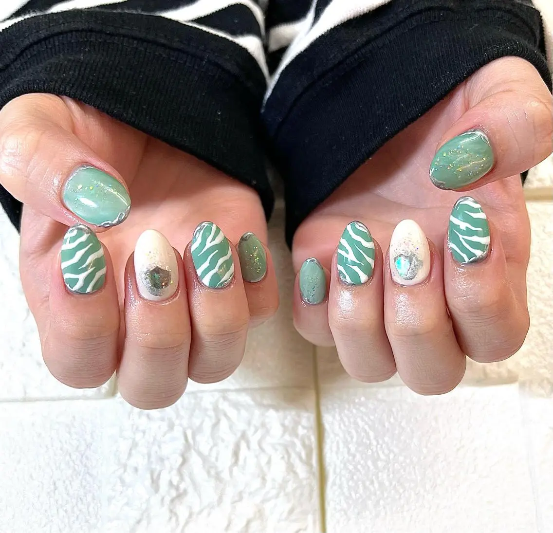 ネイル アニマル柄 アートネイル グリーン キラキラネイル シルバー Para Sol nail Maoのネイルデザイン