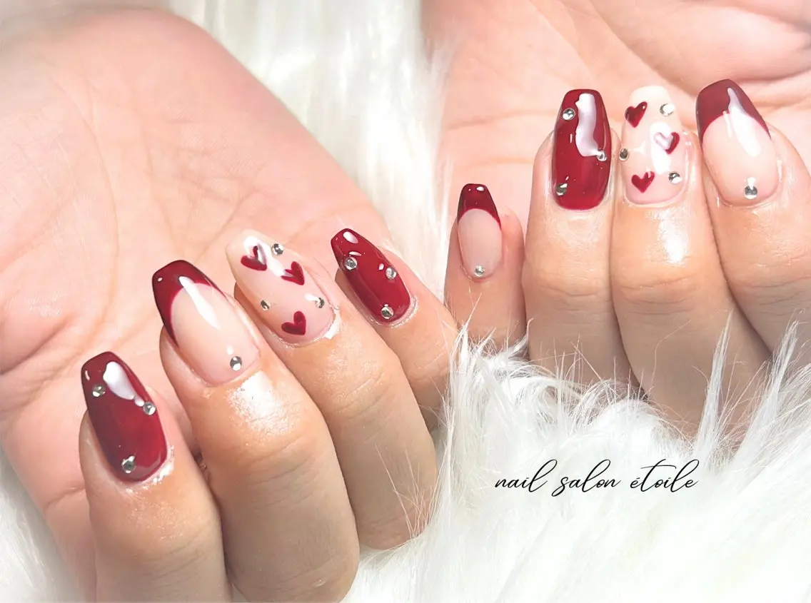 ネイル フレンチネイル ハート 赤色 ストーンネイル バレンタイン ハンドネイル nail salon étoileのネイルデザイン