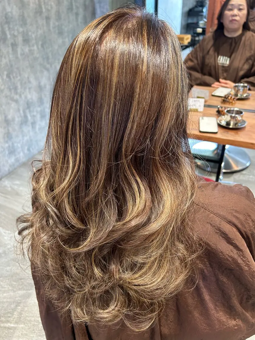 ロング カラー ハイライトカラー ハイライト カット パーマ 縮毛矯正 トリートメント earth尾形美穂 🫧髪質改善縮毛🫧のヘアスタイル