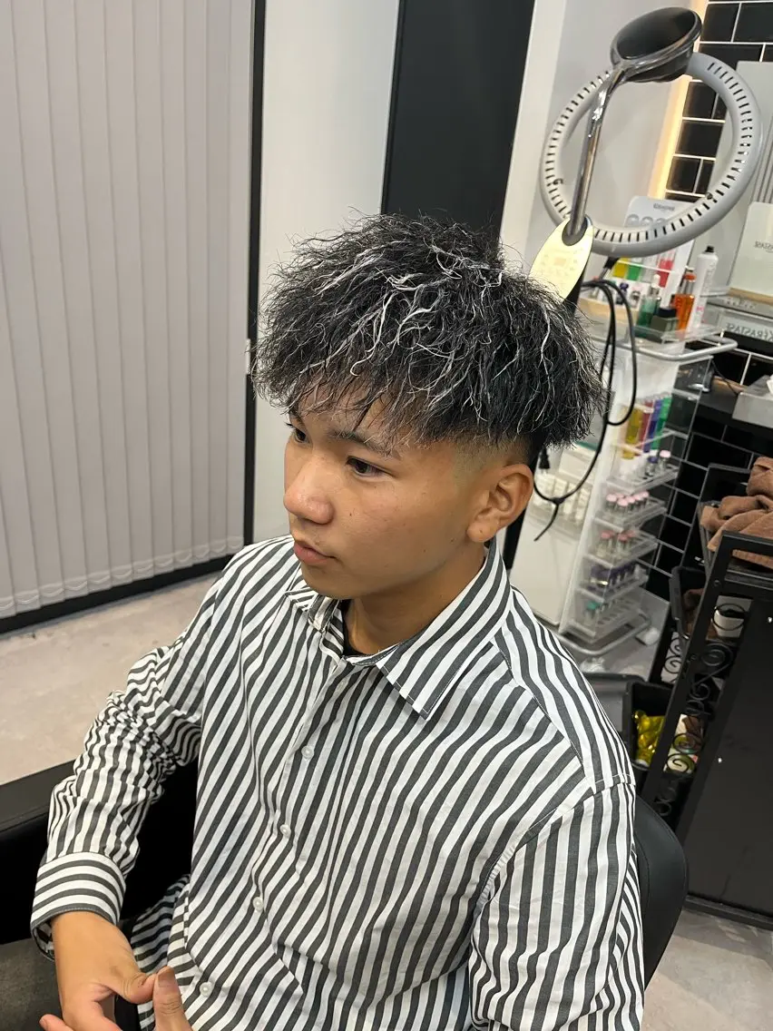ショート カラー パーマ ヘアアレンジ メンズ フェードカット メンズメッシュ メンズパーマ スキンフェード メンズツイストパーマ カット ヘアカラー パーマ ヘアセット men'slapis YUTOのヘアスタイル