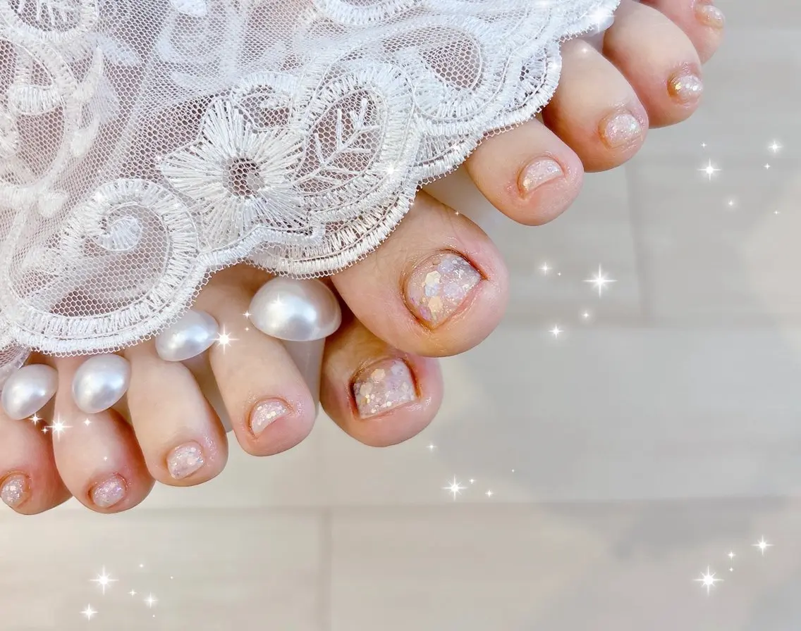 ネイル キラキラネイル ホワイト フットネイル FLARE NAIL フレアネイルのネイルデザイン