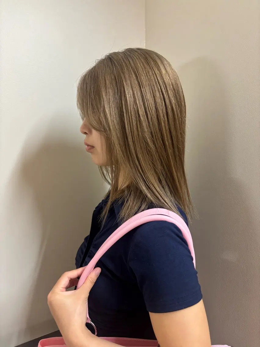 セミロング カラー 柏木 鈴のヘアスタイル
