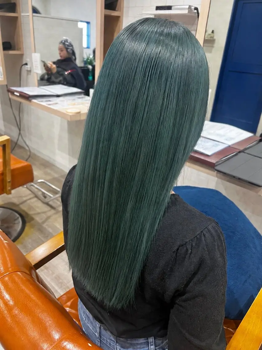 ロング カラー ブリーチ エメラルドグリーン ヘアカラー トリートメント 佐々木 愛実のヘアスタイル