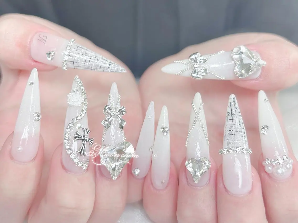 ネイル 長さ出し キラキラネイル 韓国ネイル ロングネイル マグネットネイル ハンドネイル ハンドケア Akira✨ nailのネイルデザイン