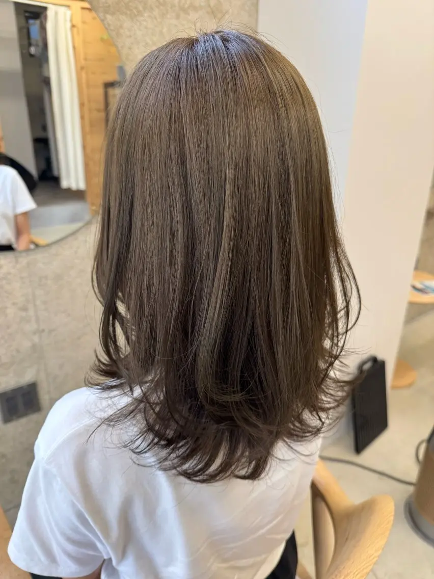 ミディアム カラー ベージュカラー オリーブベージュ レイヤーカット chim _SiLOのヘアスタイル
