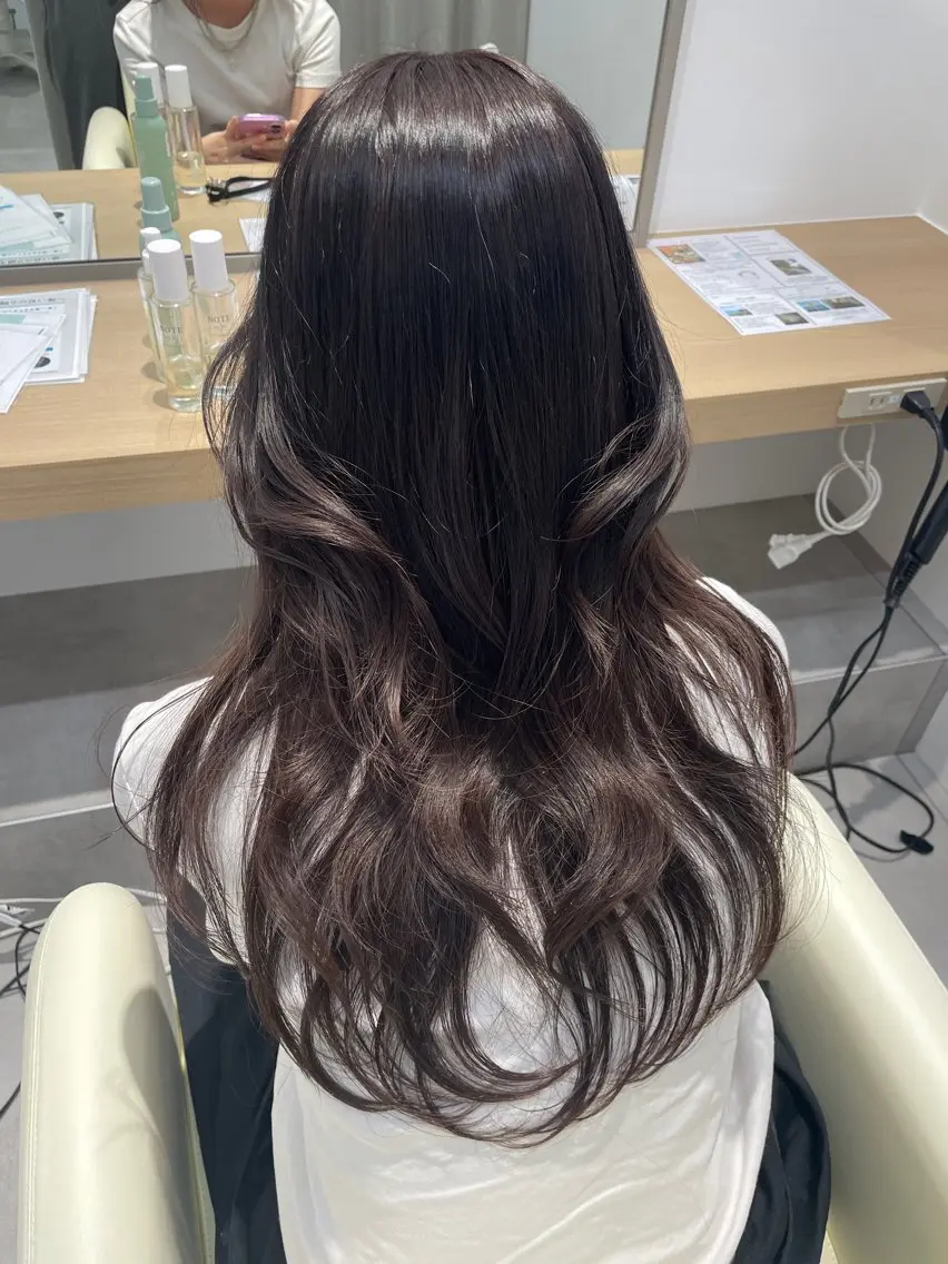 🩶カット&ブリーチなし艶カラー🩶ロングヘアverの写真