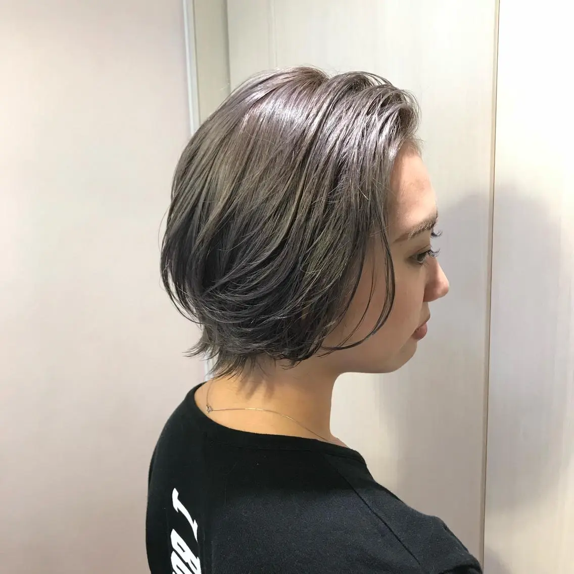 ショート カラー アッシュ ブリーチ シルバー シルバーアッシュ Yuki☺︎パーマ レイヤーカットのヘアスタイル