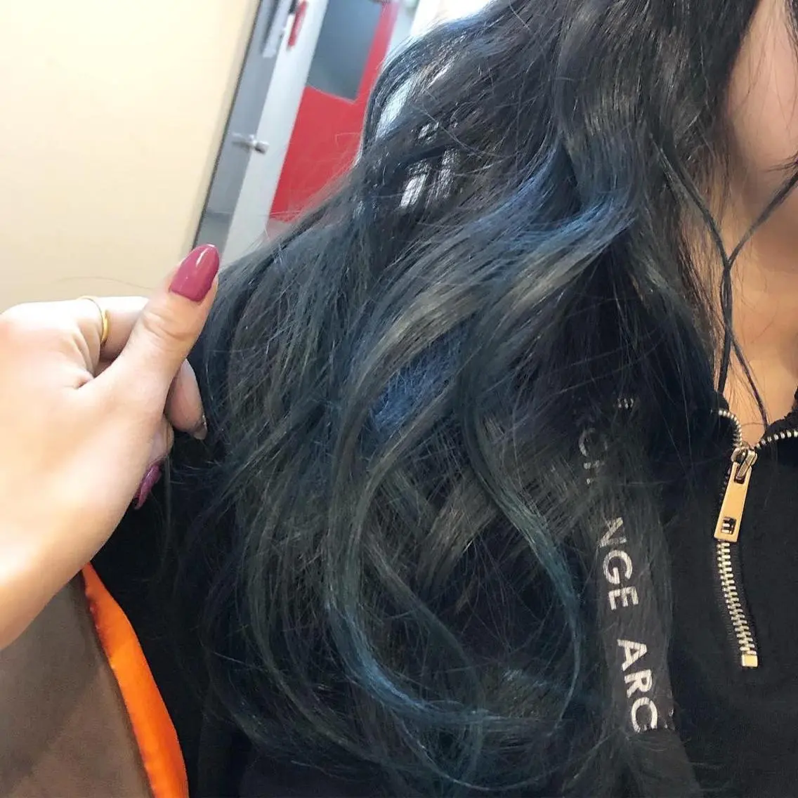 ロング カラー 黒髪 ブルーカラー ブルーブラック グラデーションカラー Aujua ソムリエ 勝又舞夏のヘアスタイル